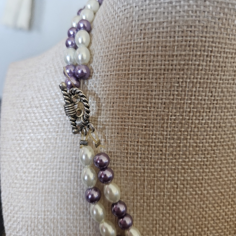 Elegant Pearl and Purple Beaded Necklace with Butterfly Pendant Stretchy Toggle - Picture 3 of 3